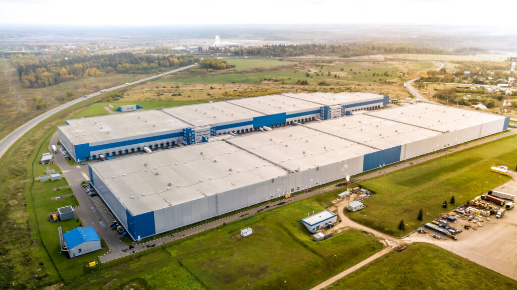 Foto aérea do armazém industrial Centro de carregamento e caminhões com reboques Vista aérea do armazémFoto aérea do armazém industrial Centro de carregamento e caminhões com reboques Vista aérea do armazém